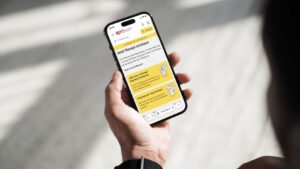 Nahaufnahme einer Hand mit Smartphone auf dem neuer E-Rezept-Leser von apodiscounter geöffnet ist